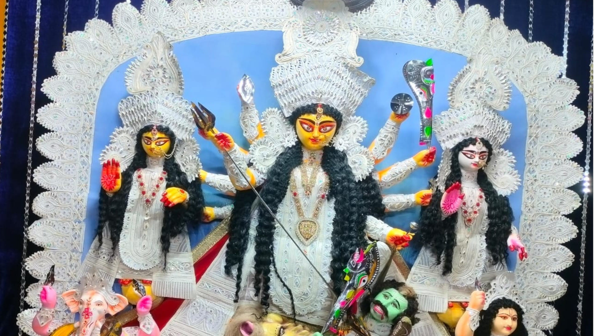 In Gorakhpur Sharadiya Navratri, Devotees thronged the pandals, delighted to see the idol of Mother Goddess.