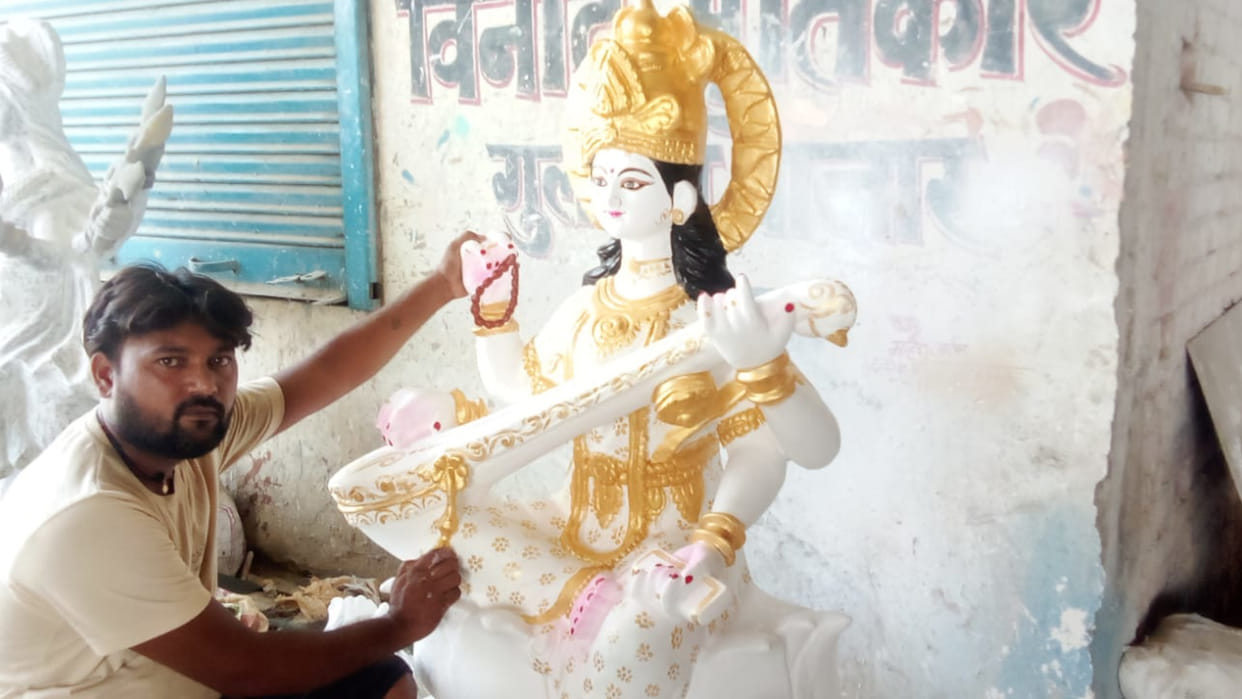 Sculptor Ranjit from Gorakhpur Gulriha has created a statue of Goddess Durga with 108 faces and 121 hands.