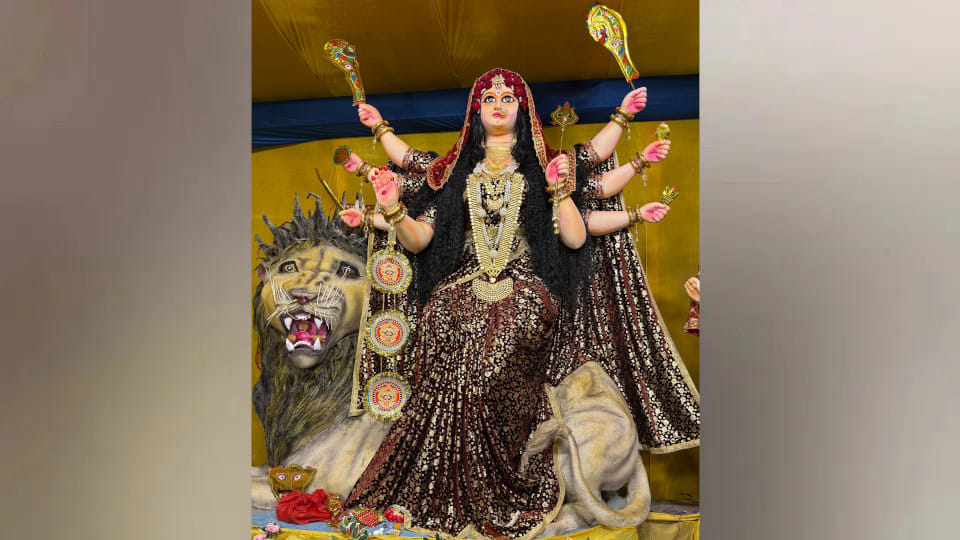 In Gorakhpur Sharadiya Navratri, Devotees thronged the pandals, delighted to see the idol of Mother Goddess.