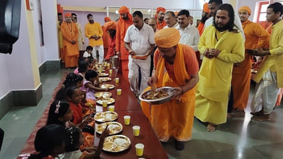 Gorakhpeethadhiswar Yogi Adityanath worshipped nine virgin girls in the form of Durga at the Gorakhnath temple