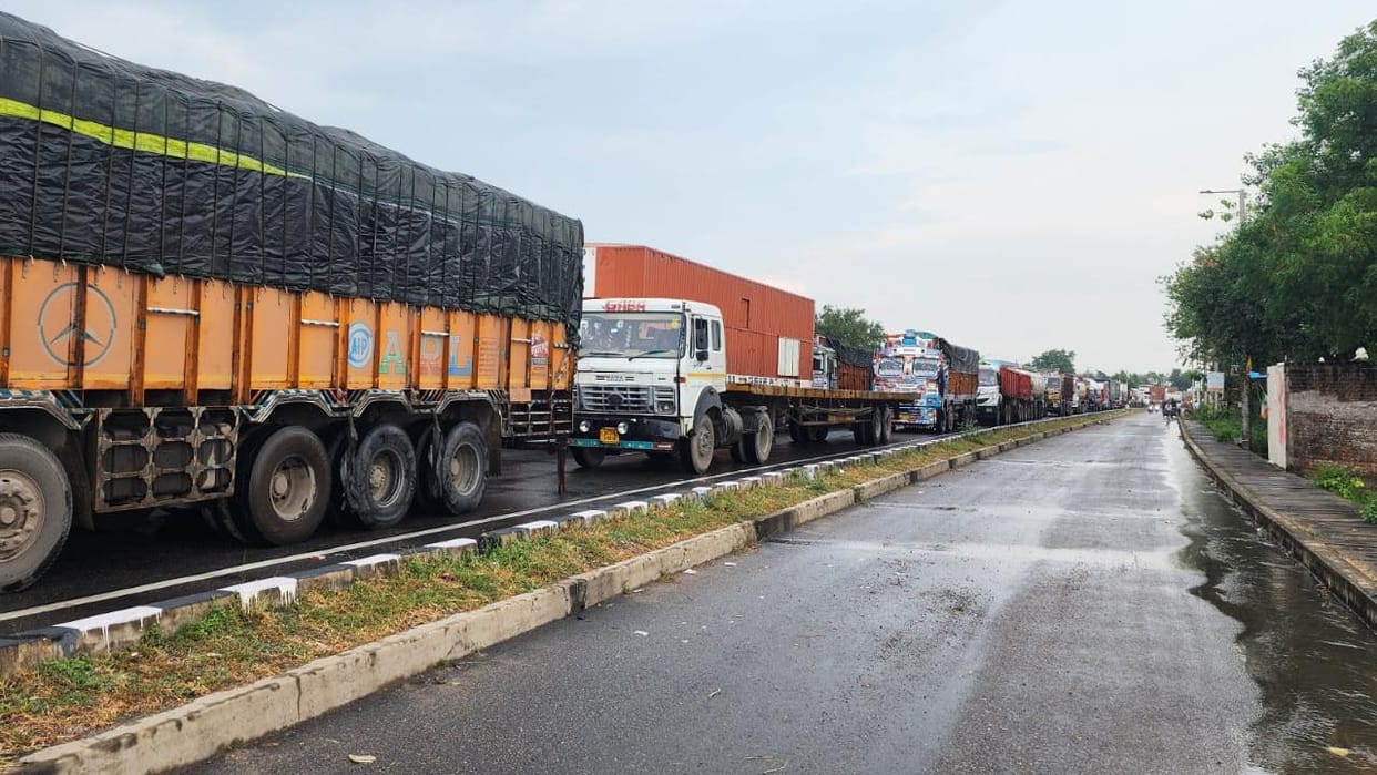 Jhansi: Traffic jam on the highway for the fifth day...5 km journey completed in 5 hours