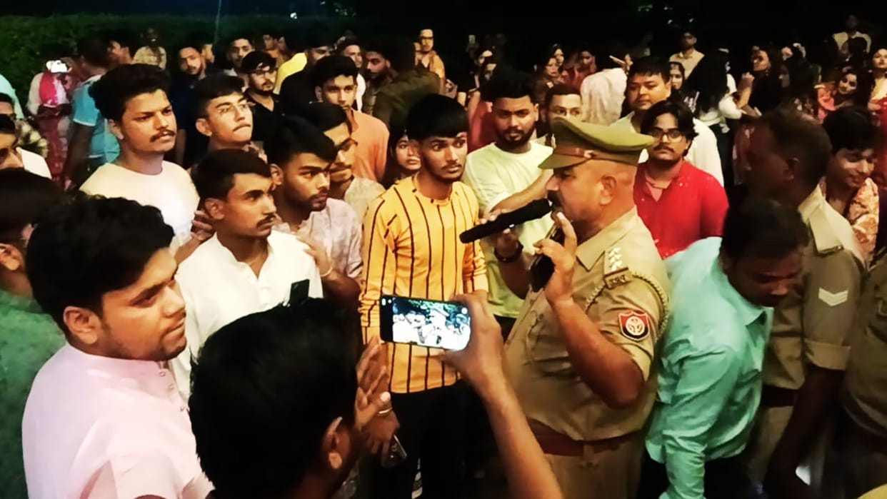 Singer Pawan Singh Dandiya night 2500 tickets sold for 12.50 each uproar in Varanasi