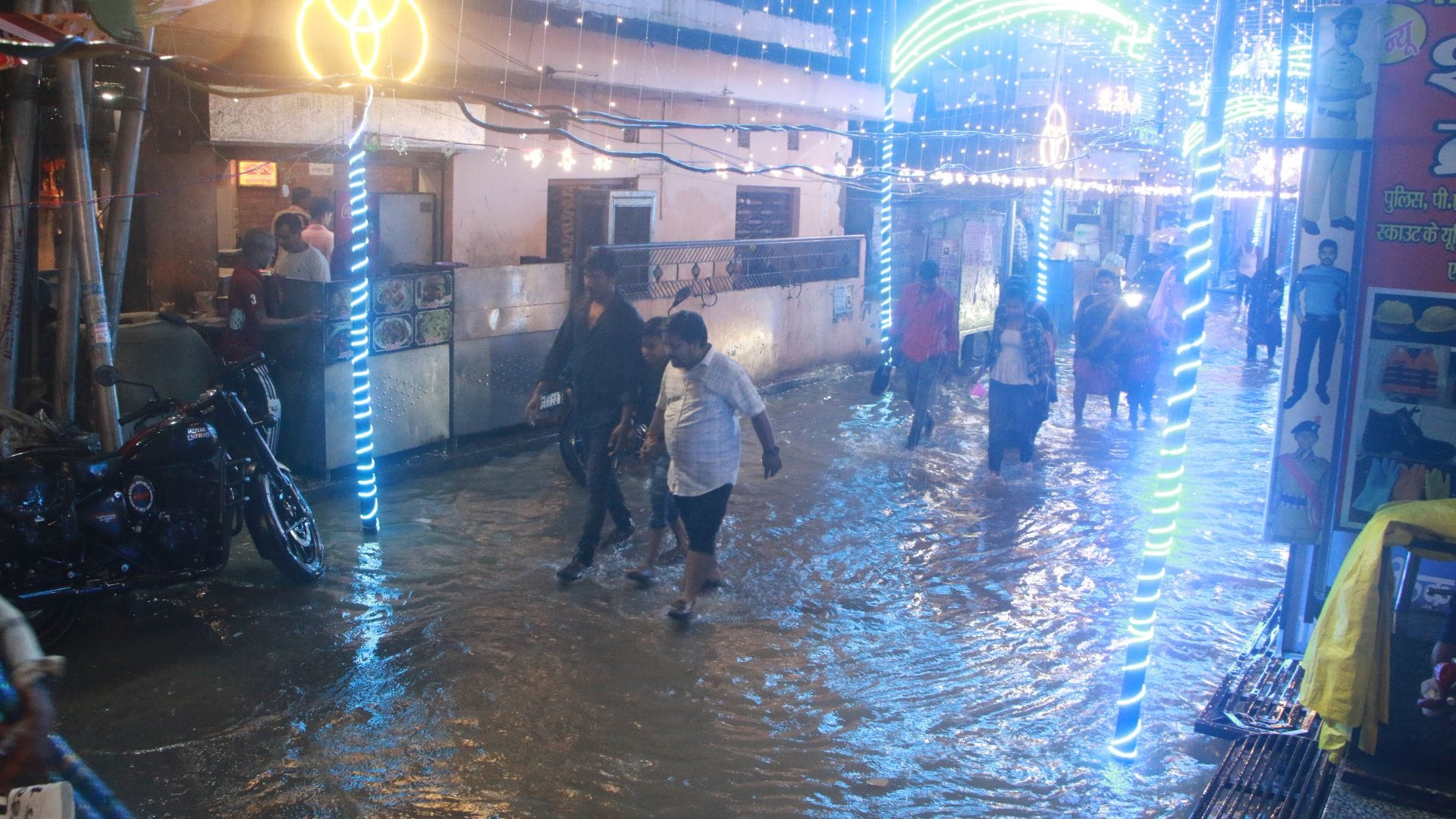 Varanasi Weather 50 mm of rain in 7 hours on Durga Ashtami trudged through mud to reach pandal power cut