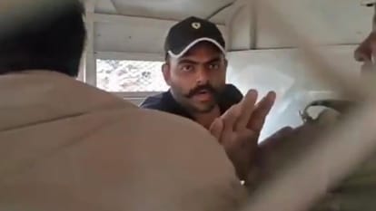 झांसी जेल के बाहर पुलिस के साथ अली