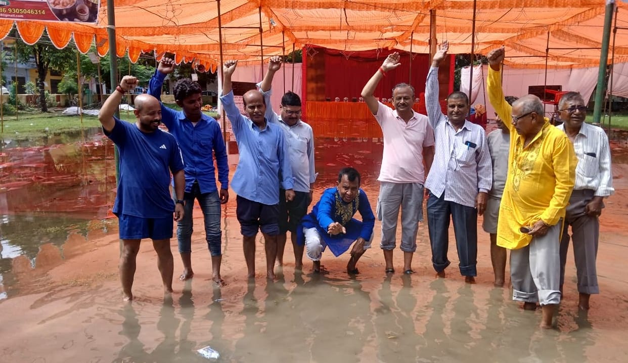 Kanpur Durga Puja pandal waterlogged devotees facing problems seek help from Mayor and Municipal Commissioner