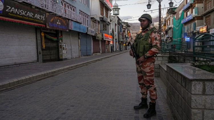 Leh News: लेह में सार्वजनिक समारोहों और रैलियों पर प्रतिबंध, जिला मजिस्ट्रेट ने जारी किया आदेश