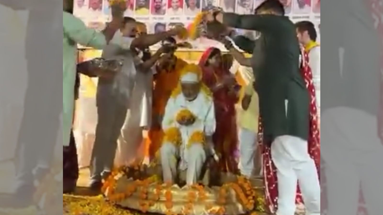 नर्मदापुरम में सांसद को फूलों से तौलते लोग