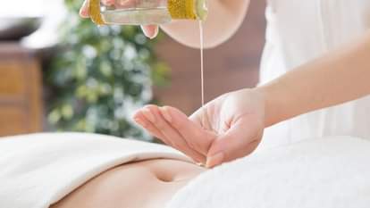 नाभि में तेल लगाने से त्वचा को क्या फायदे मिलते हैं ?
