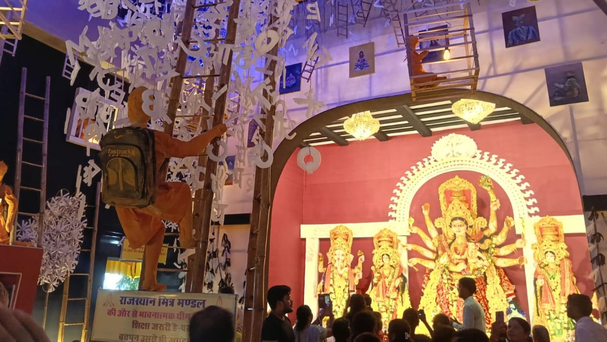 Jharkhand News: Puja pandal shows the impact of computers, laptops and mobile phones