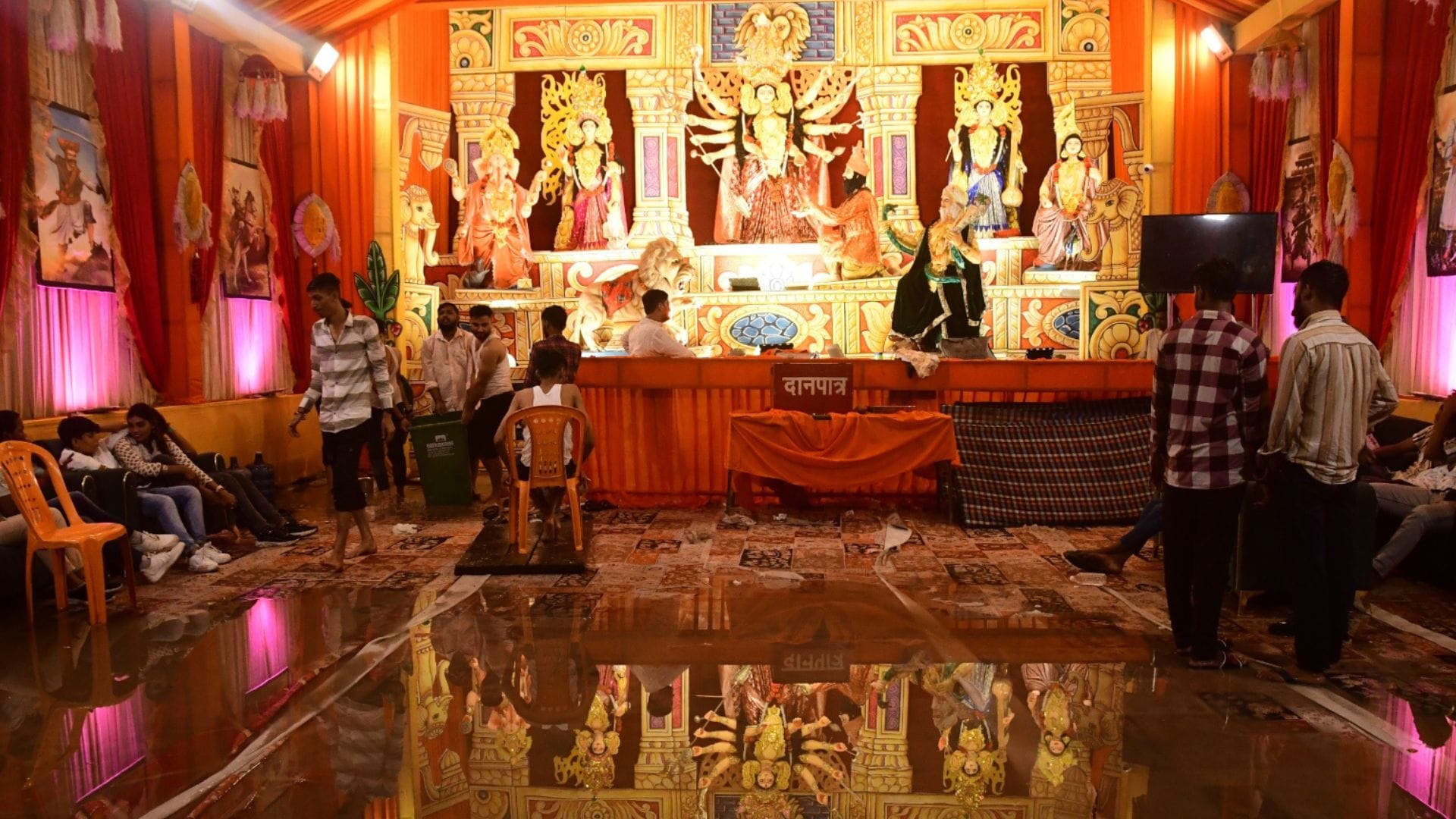 Varanasi Weather 50 mm of rain in 7 hours on Durga Ashtami trudged through mud to reach pandal power cut