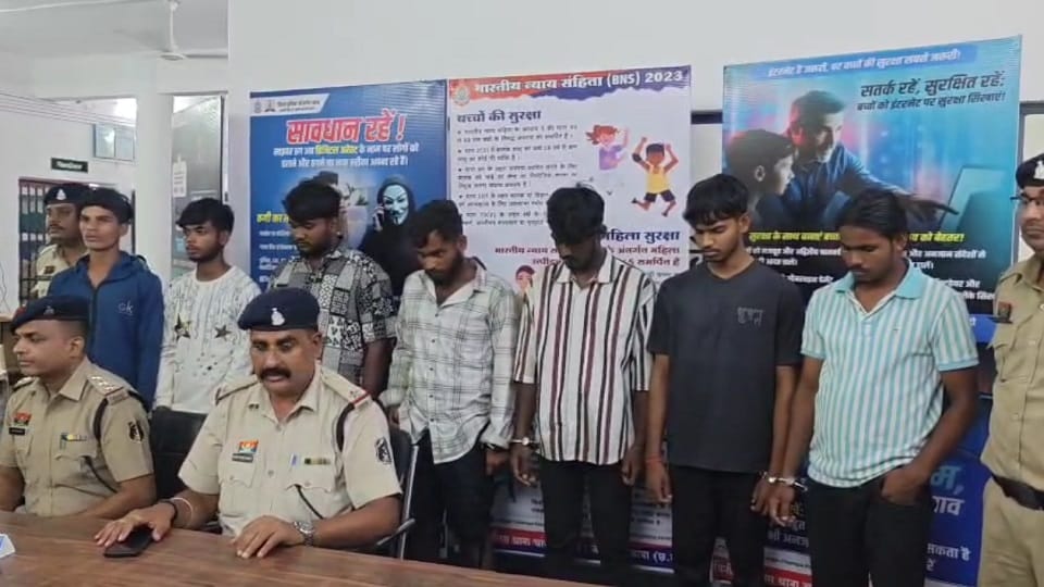 पुलिस की गिरफ्त में आरोपी
