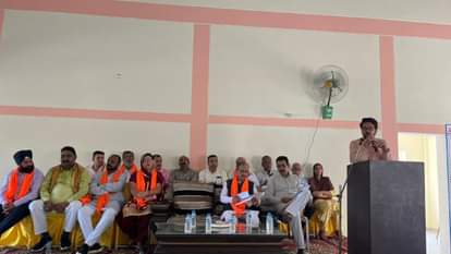 पूर्व केंद्रीय मंत्री एवं सांसद अनुराग ठाकुर संबोधित करते हुए।