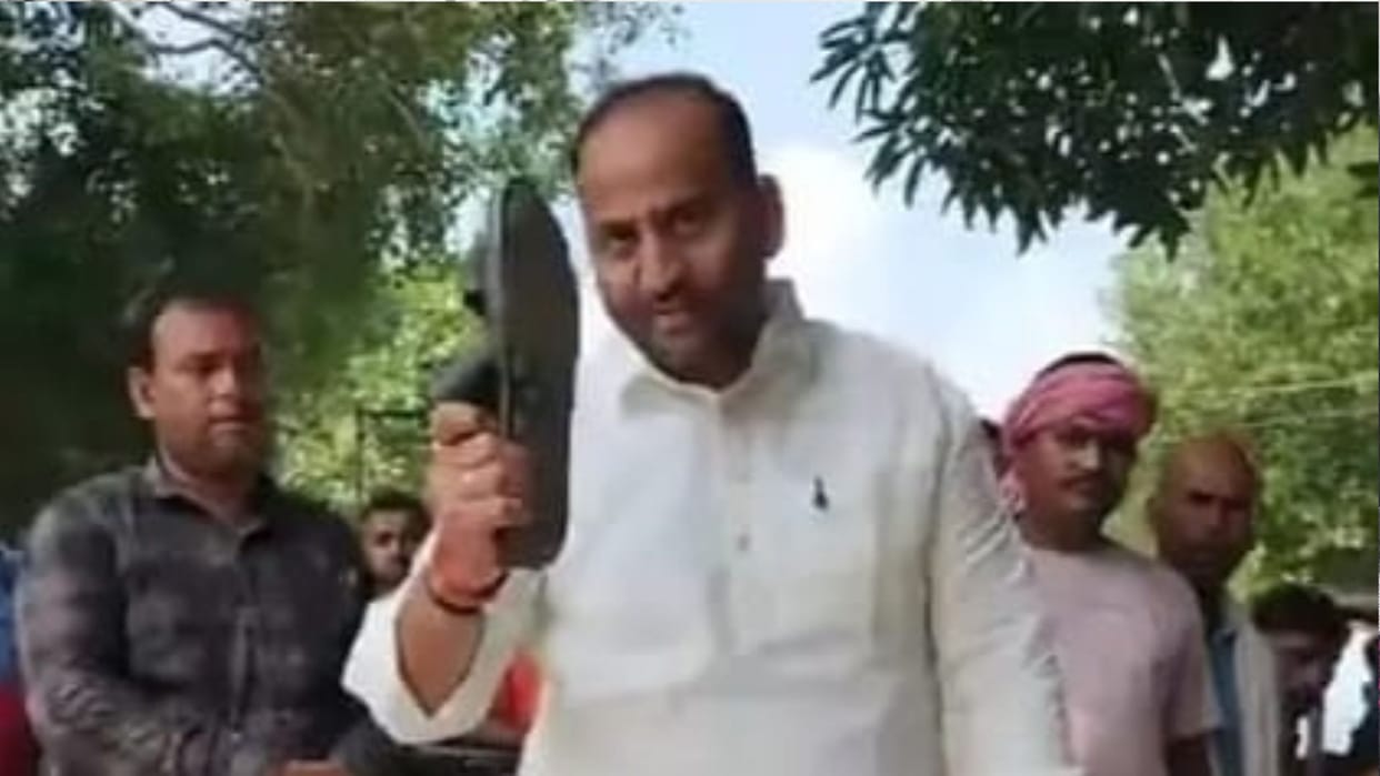 former SP MLA Manoj Singh showed slippers to officials  in Chandauli