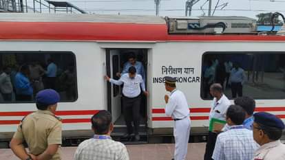 रेलवे महाप्रबंधक का स्वागत करते कर्मी।