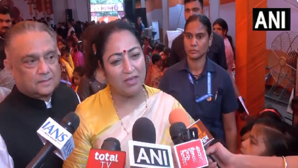 Shardiya Navratri 2025 CM Rekha Gupta performed Kanya Pujan on Mahanavami