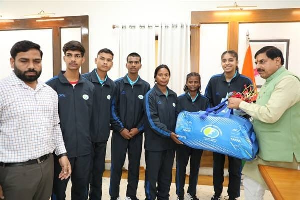 MP News: Five football players from village Vicharpur, who are going to Germany, met Chief Minister Dr. Yadav.