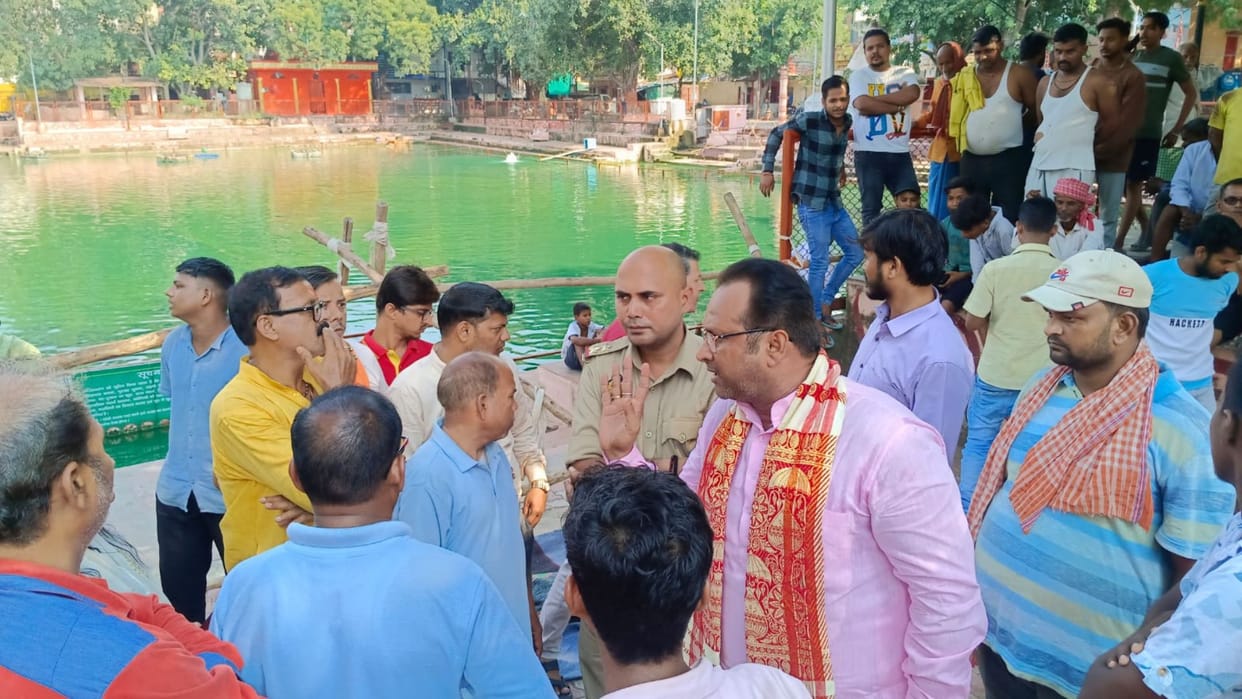 Varanasi News Politics over idol immersion in Shankuldhara Kund Panchayat on dirt and cleanliness