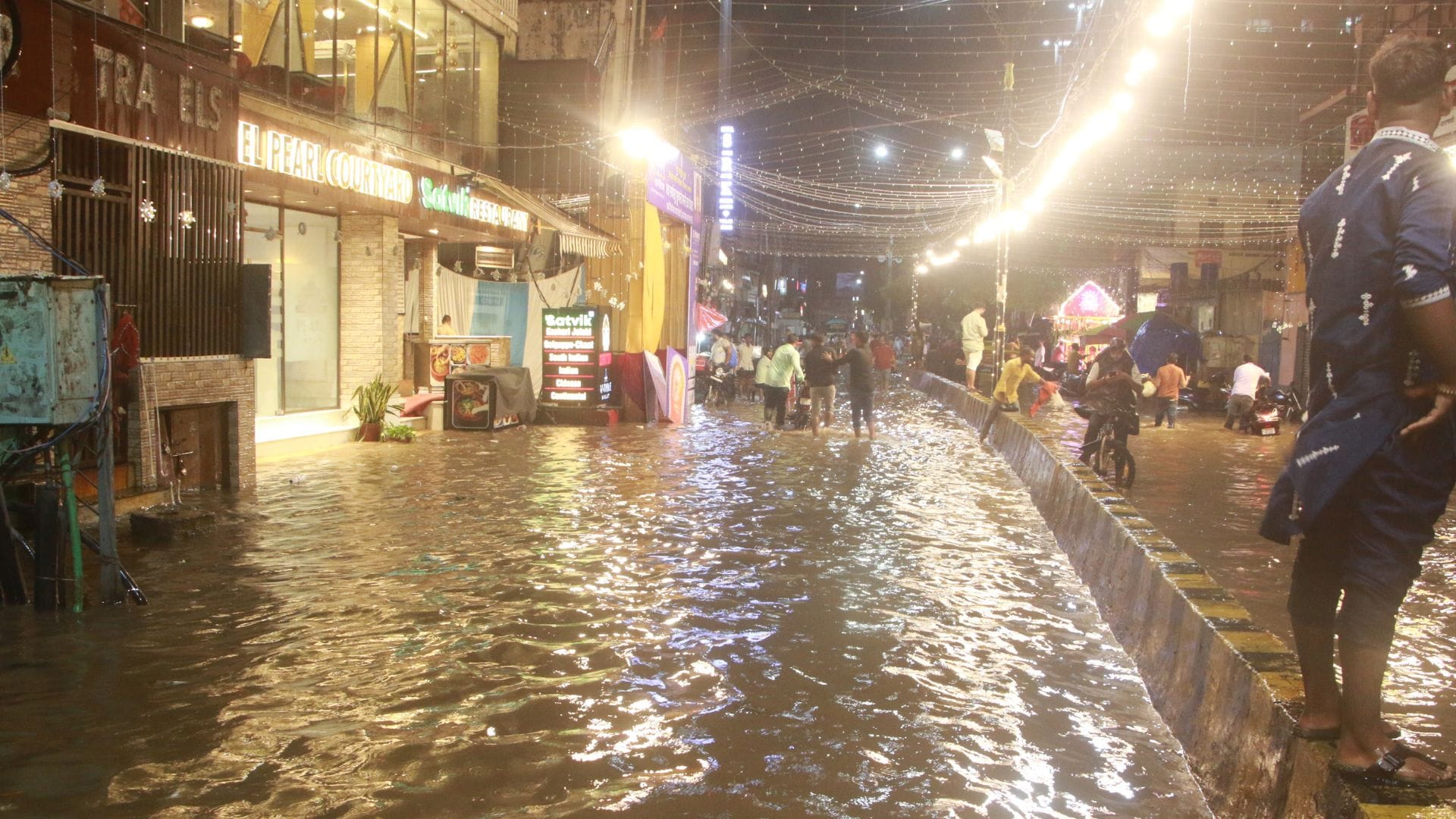 Varanasi Weather 50 mm of rain in 7 hours on Durga Ashtami trudged through mud to reach pandal power cut