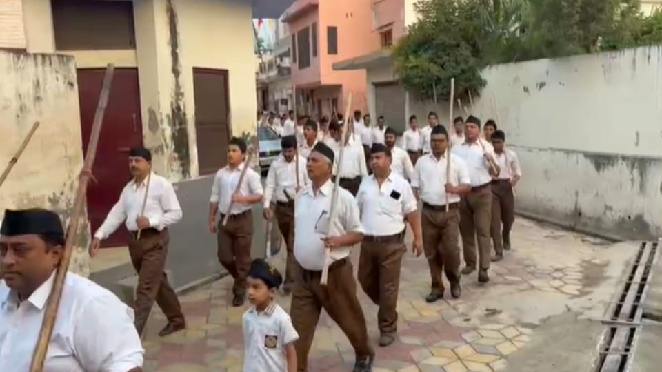 Shamli: RSS Volunteers Hold Path Sanchalan on Vijayadashami in Thanabhawan, Welcomed with Flower Shower