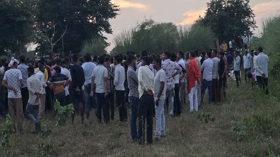 Post-Flood Safety Arrangements Lax at Yamuna-Chambal Crowds Gather for Idol Immersion
