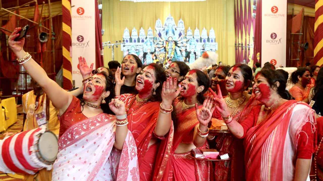 Sindoor Khela and Durga Visarjan Celebrations Enthrall Devotees in Delhi-NCR today