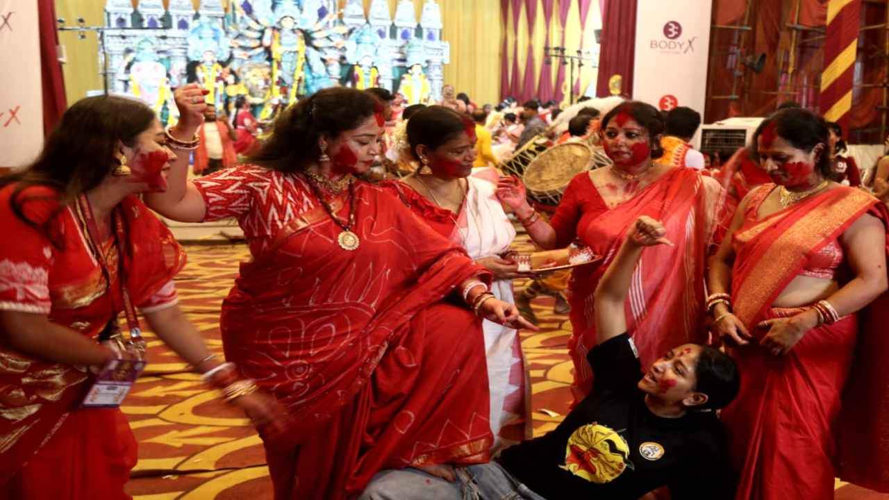 Sindoor Khela and Durga Visarjan Celebrations Enthrall Devotees in Delhi-NCR today