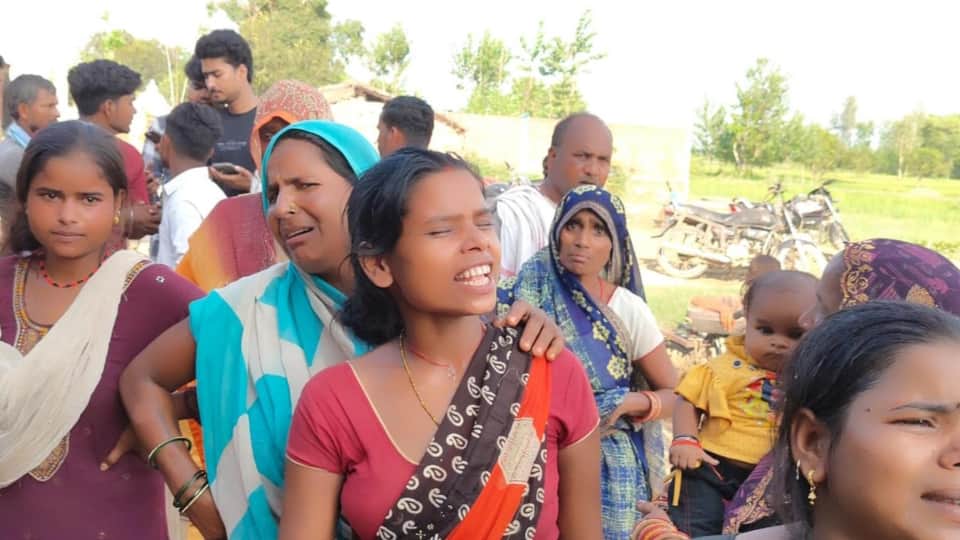 man killed two teenagers and then burned himself along with his wife and two daughters In Bahraich