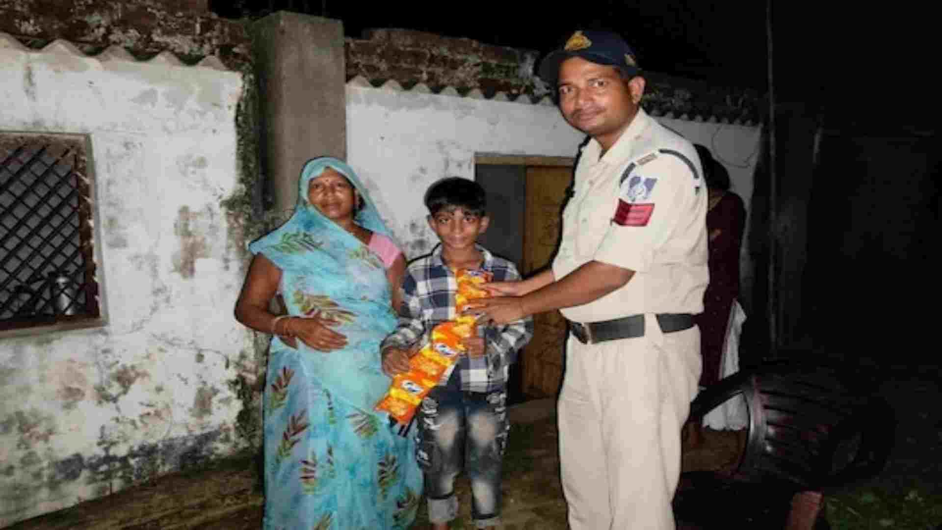 बच्चे से मिलने पहुंचे प्रधान आरक्षक उमेश विश्वकर्मा।