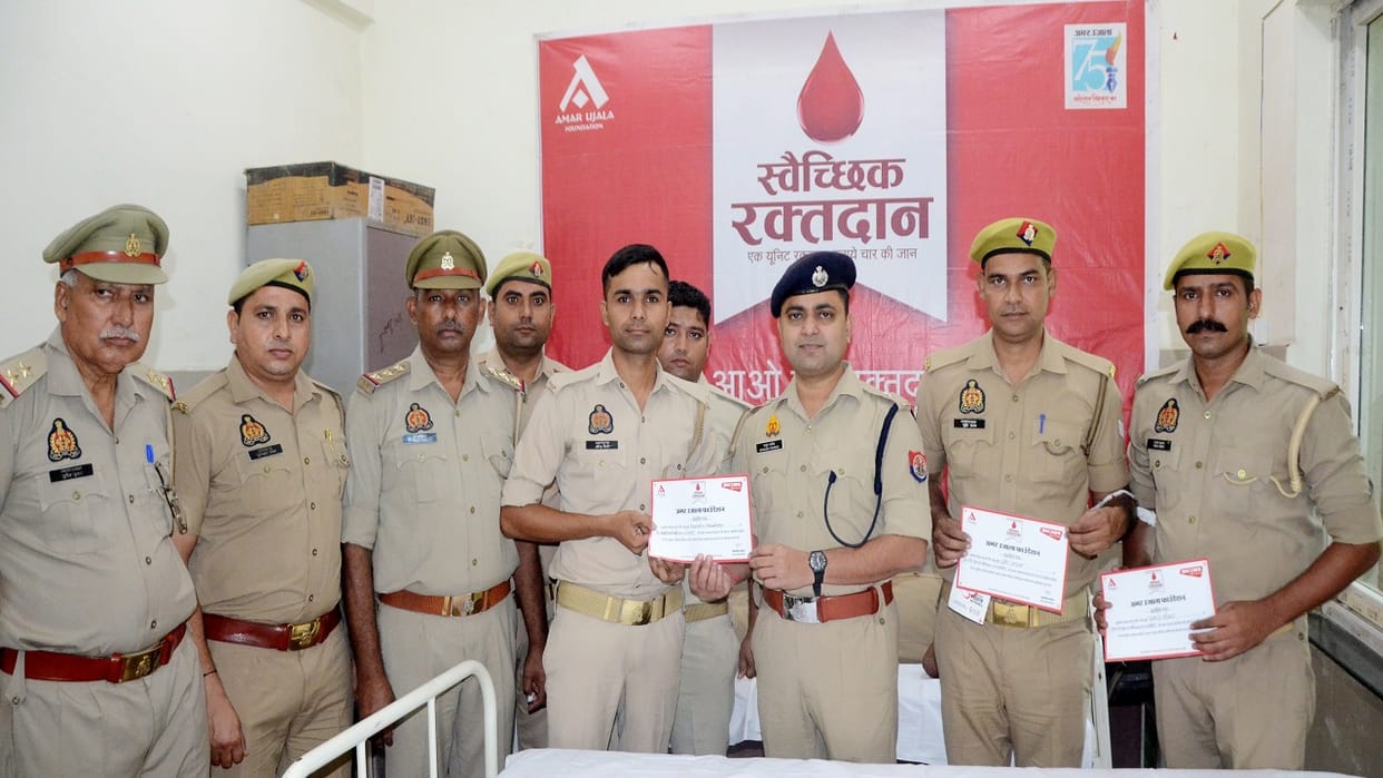 Police and SSB personnel donated blood in Amar Ujala Foundation camps