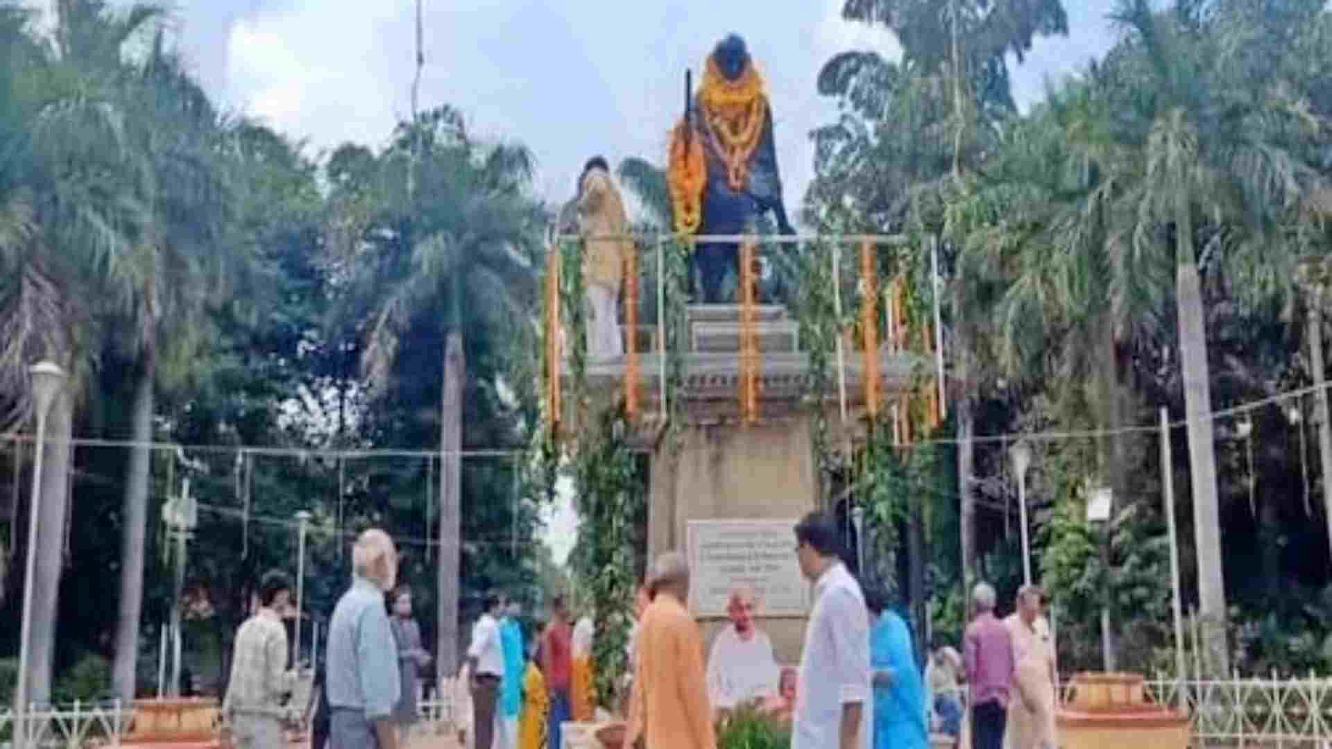 फूलबाग मैदान में गांधी प्रतिमा।