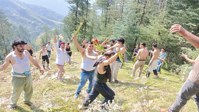 Dussehra 2025 Villagers Doing War on Vijayadashami instead Ravan Dahan in Uttarakhand jaunsar bawar