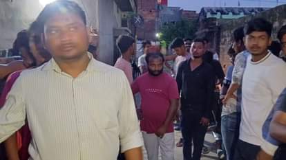 गोली चलने के बाद माैके पर माैजूद भीड़।