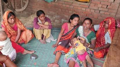 गमगीन बैठीं महिलाएं।