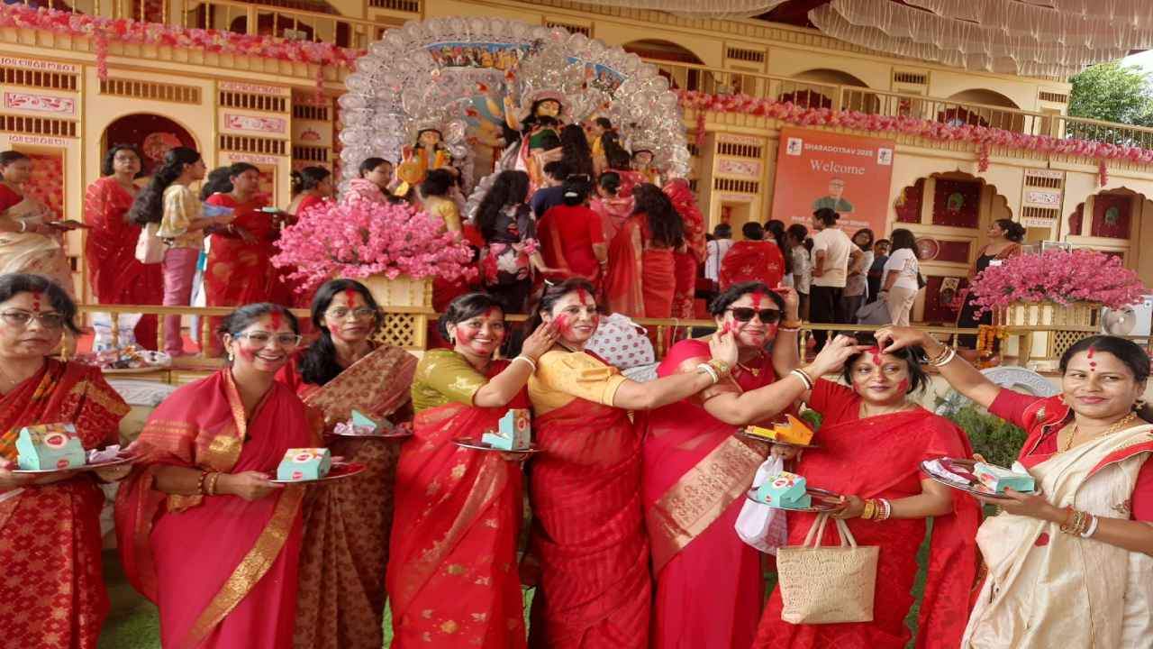 Sindoor Khela and Durga Visarjan Celebrations Enthrall Devotees in Delhi-NCR today