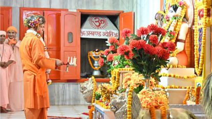 CM Yogi performed special worship of Guru Gorakshanath, The procession will take place today