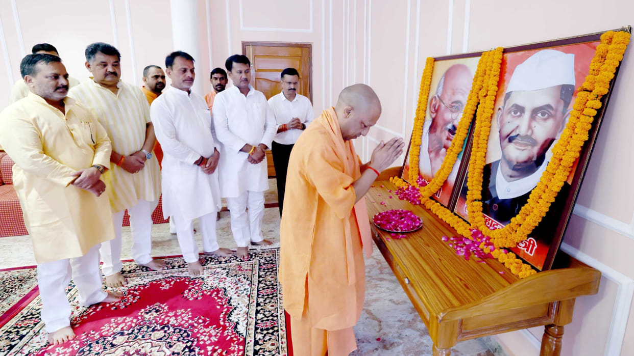 CM Yogi pays tribute to Mahatma Gandhi and Jawaharlal Nehru at Gorakhnath Temple
