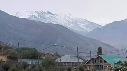 लाहाैल की ऊंची चोटियों पर ताजा बर्फबारी।