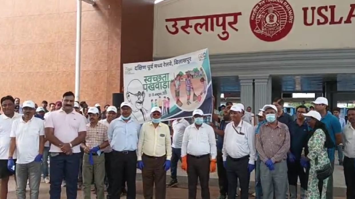 Cleanliness fortnight in SECR, General Manager Tarun Prakash did voluntary work at Uslapur station