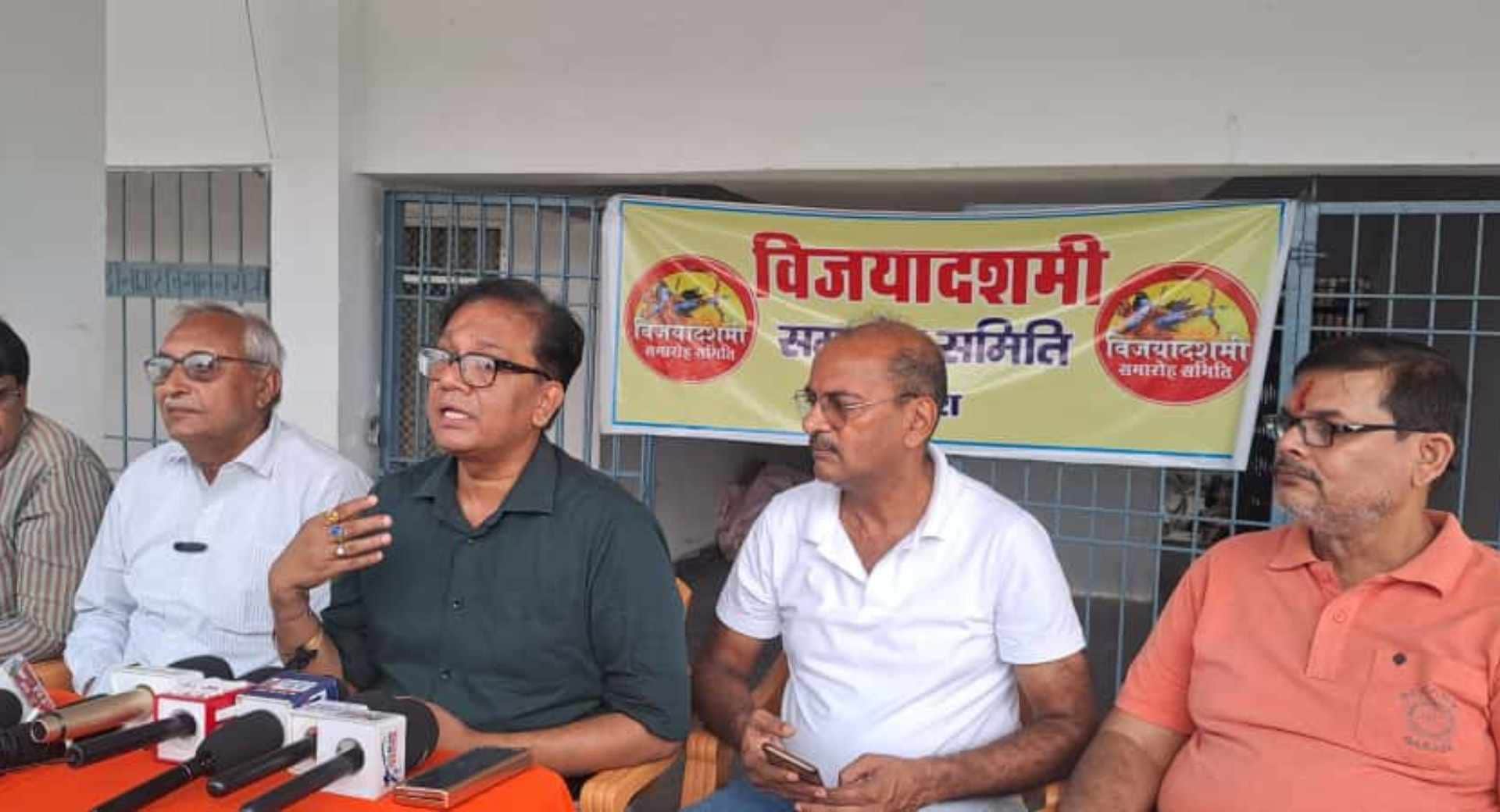 जानकारी देते रावणवध आयोजन समिति के कार्यकारी अध्यक्ष वरुण प्रकाश