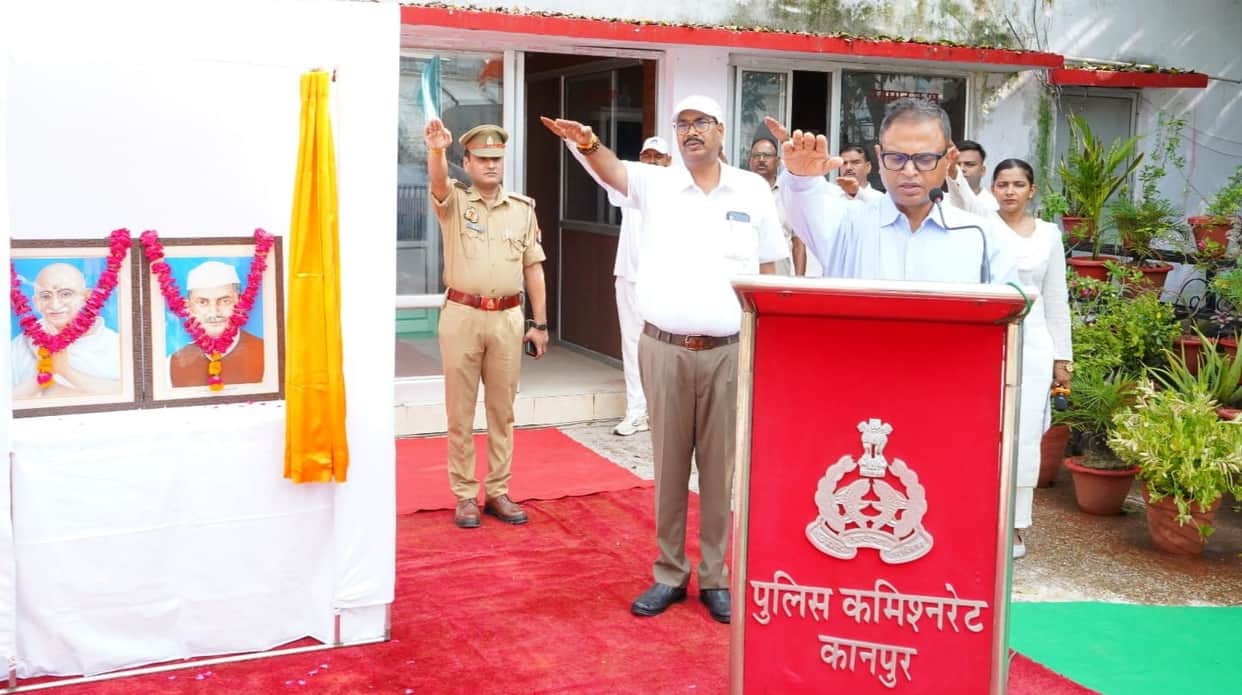 Kanpur police took oath on Gandhi Shastri Jayanti policemen doing better work were honored