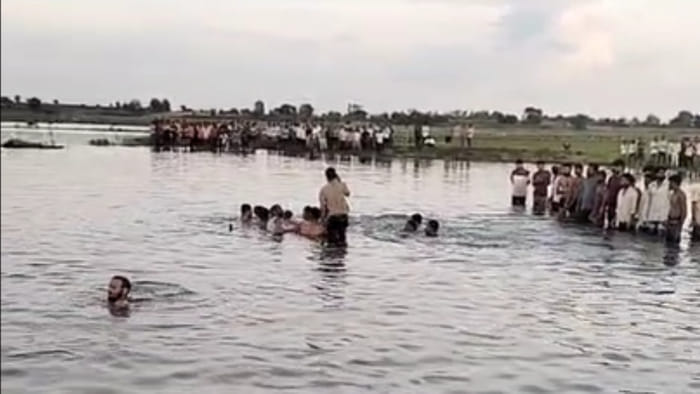 Khandwa accident: Due to people's insistence, the trolley diverted its route and overturned in a pond