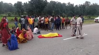 लोगों सड़क पर शव रखकर लगाया जाम