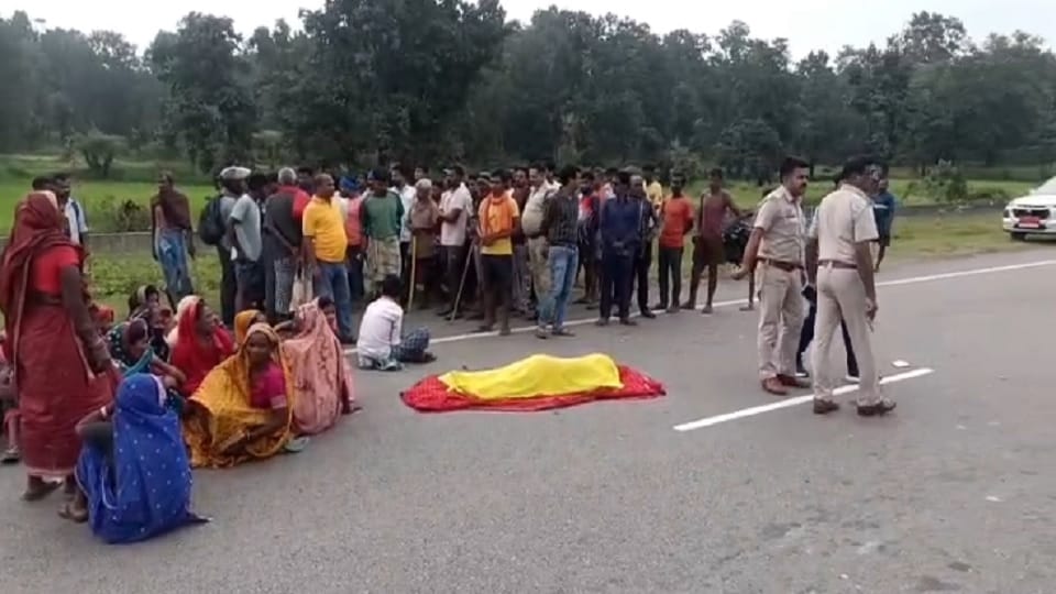 लोगों सड़क पर शव रखकर लगाया जाम