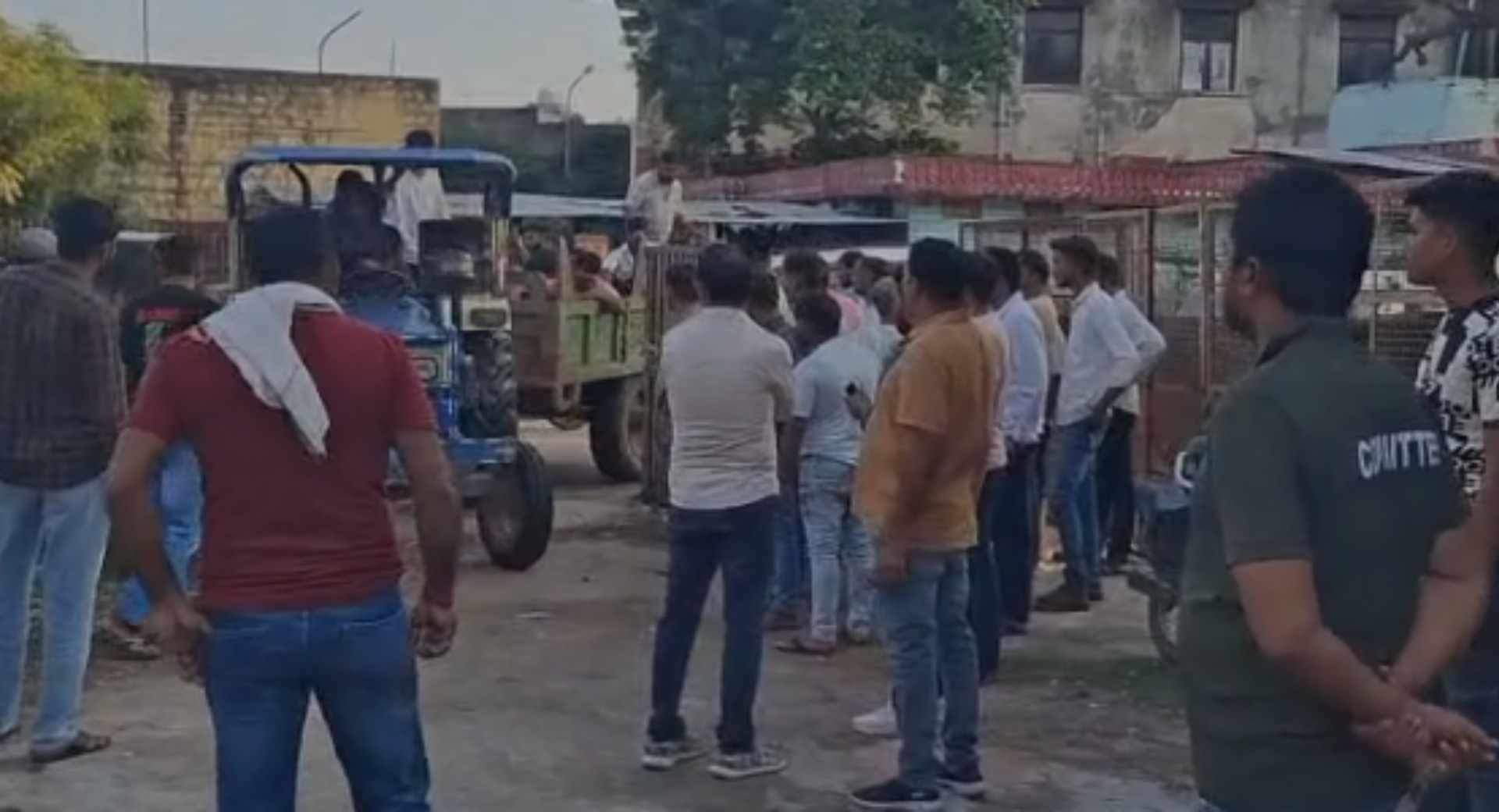 मौके पर मौजूद लोग