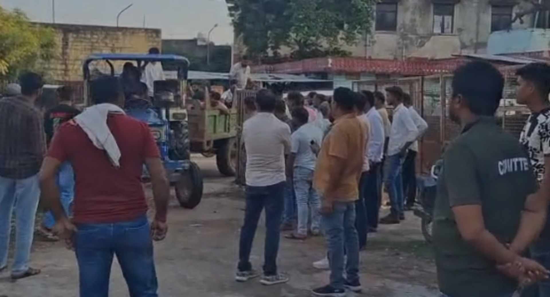 मौके पर मौजूद लोग
