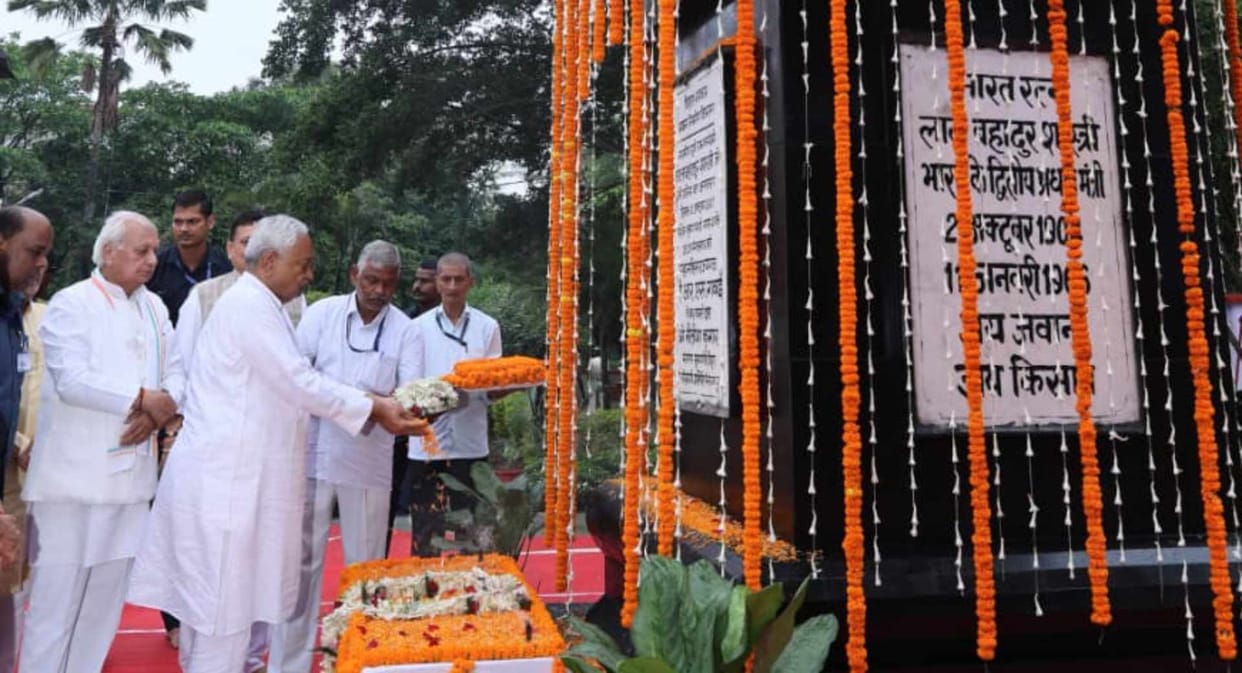 Tributes paid to Lal Bahadur Shastri on his birth anniversary in Patna; Governor and Chief Minister garlanded
