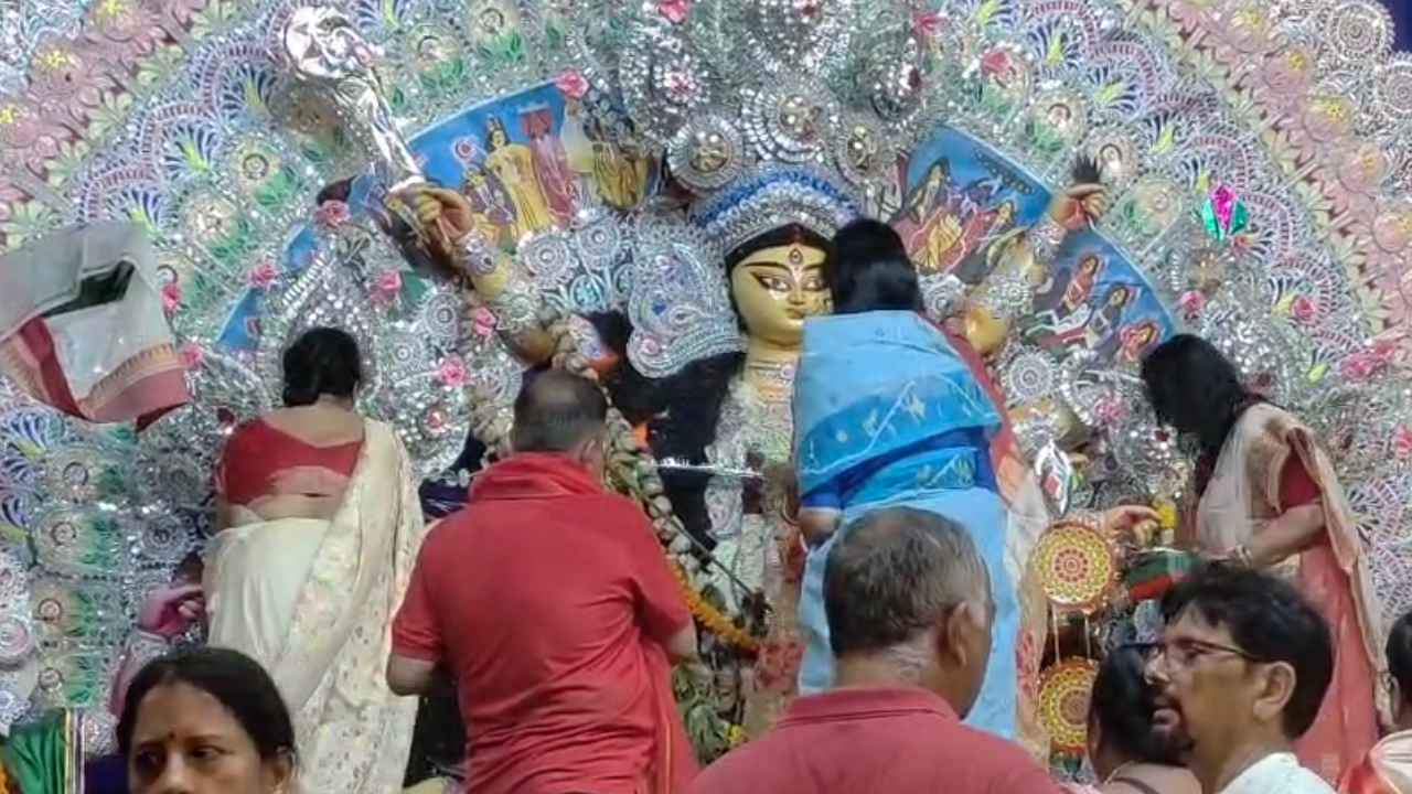 Sindoor Khela and Durga Visarjan Celebrations Enthrall Devotees in Delhi-NCR today