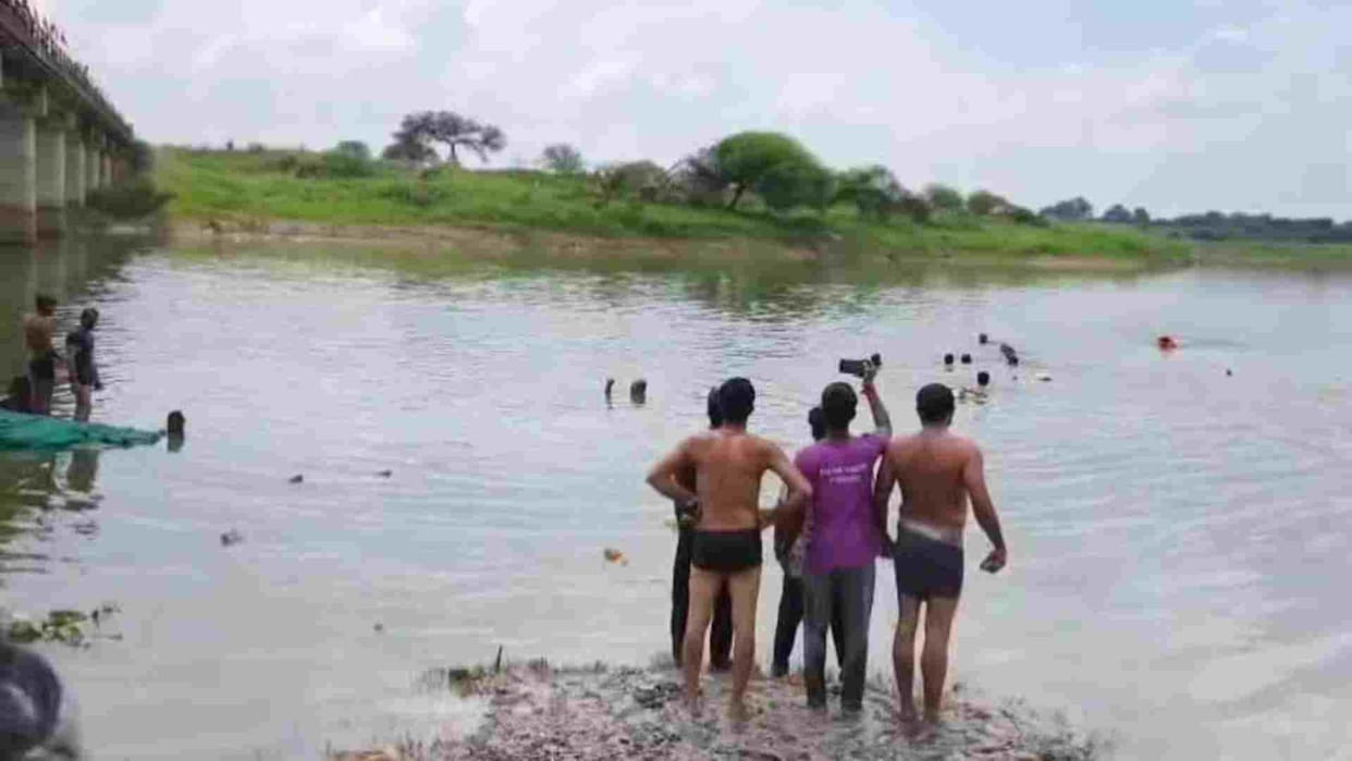 MP News: Tractor falls into river during immersion of goddess idol in Ujjain