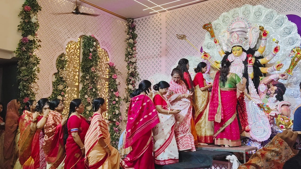 UP: After worshipping Goddess Durga in a grand pandal, sindoor was played and the immersion procession was tak