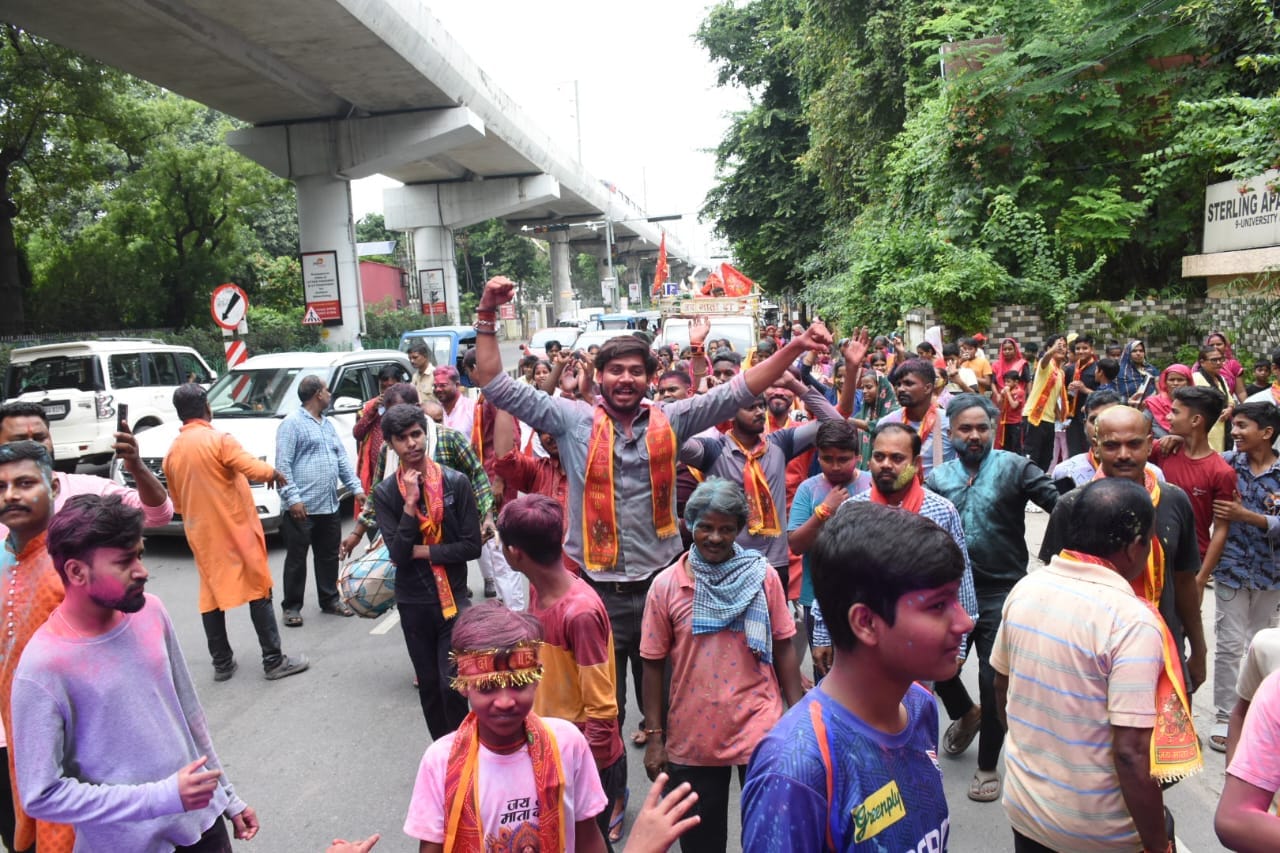 UP: After worshipping Goddess Durga in a grand pandal, sindoor was played and the immersion procession was tak
